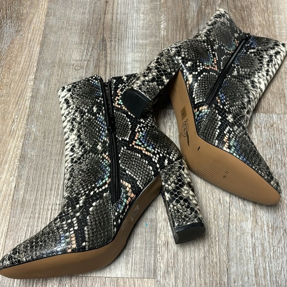 NWOT Chinese Laundry Daria Mars Snake Print Ankle Boots - Picture 7 of 10